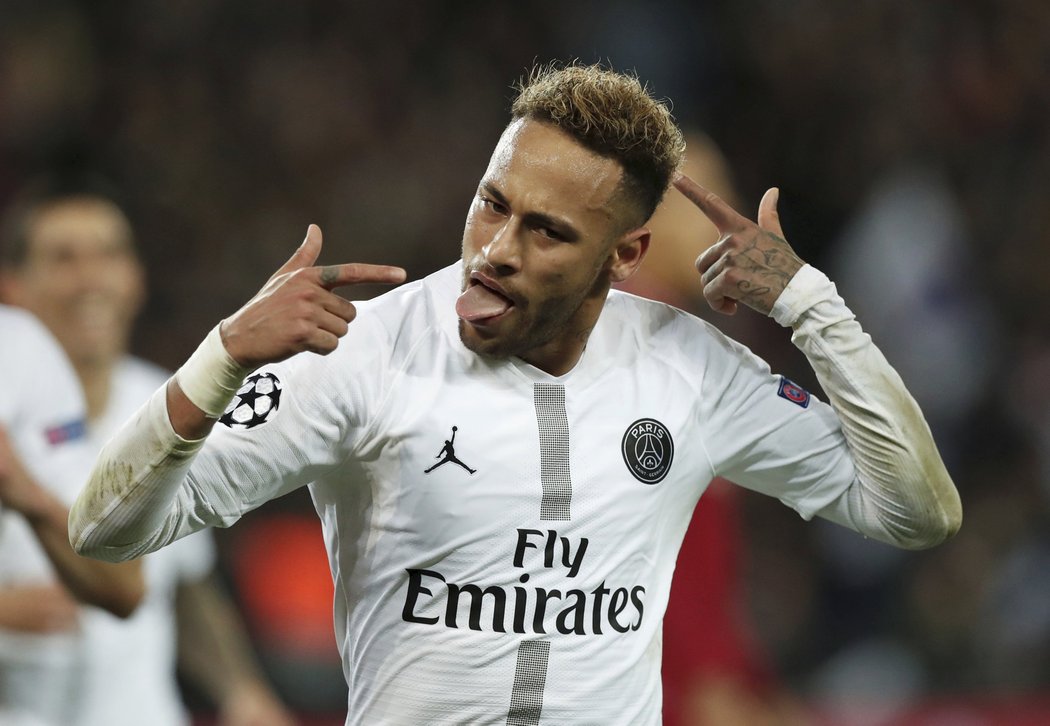 Neymar oslavuje druhý gól PSG v zápase s Liverpoolem, který sám vstřelil