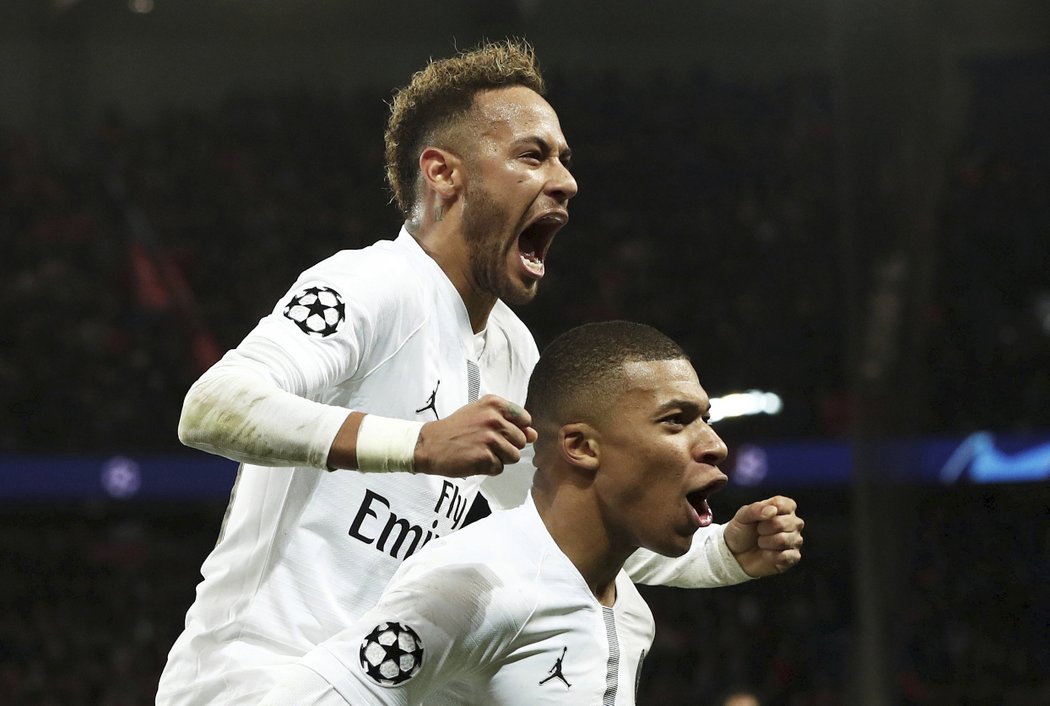 Neymar a Kylian Mbappé v euforii po brance, který spadla do sítě Liverpoolu