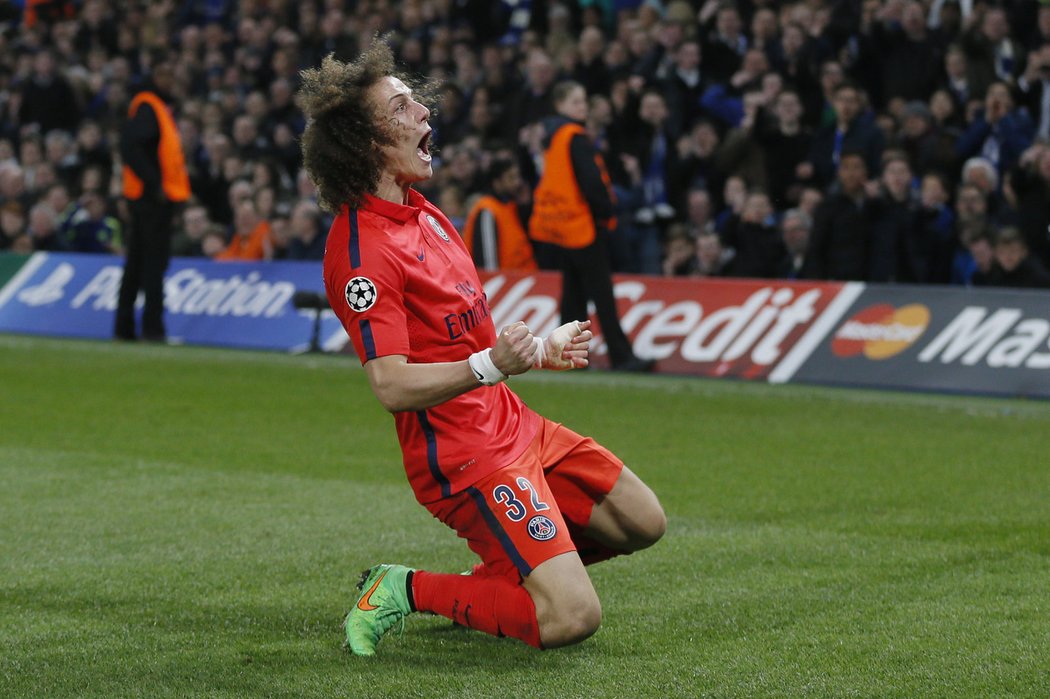 David Luiz slaví vstřelený gól do sítě Chelsea