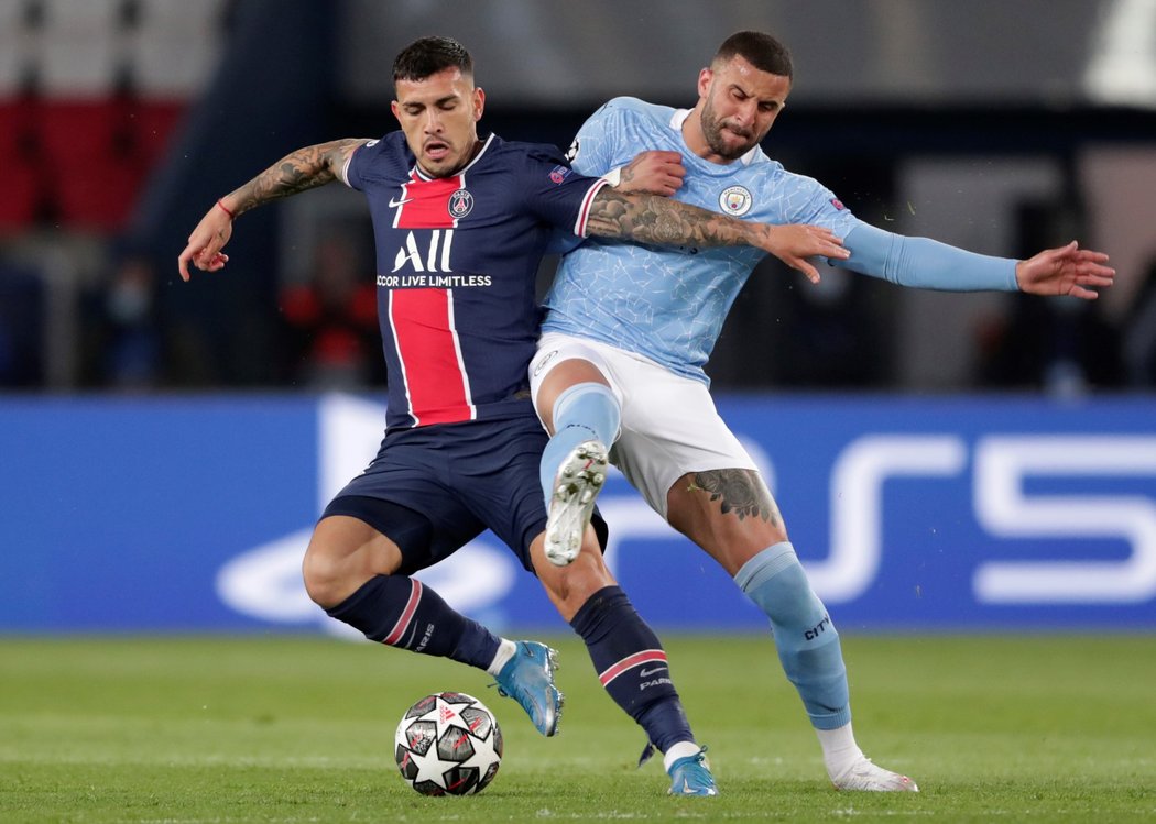 Kyle Walker v souboji s Leandrem Paredesem