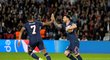 Útočníci PSG Mbappé a Messi ve chvíli, kdy zařídili vyrovnání s Lipskem na 2:2