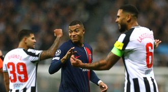 LM: Newcastle přejel PSG, vyhrála Barcelona i City. Hanckův gól nestačil