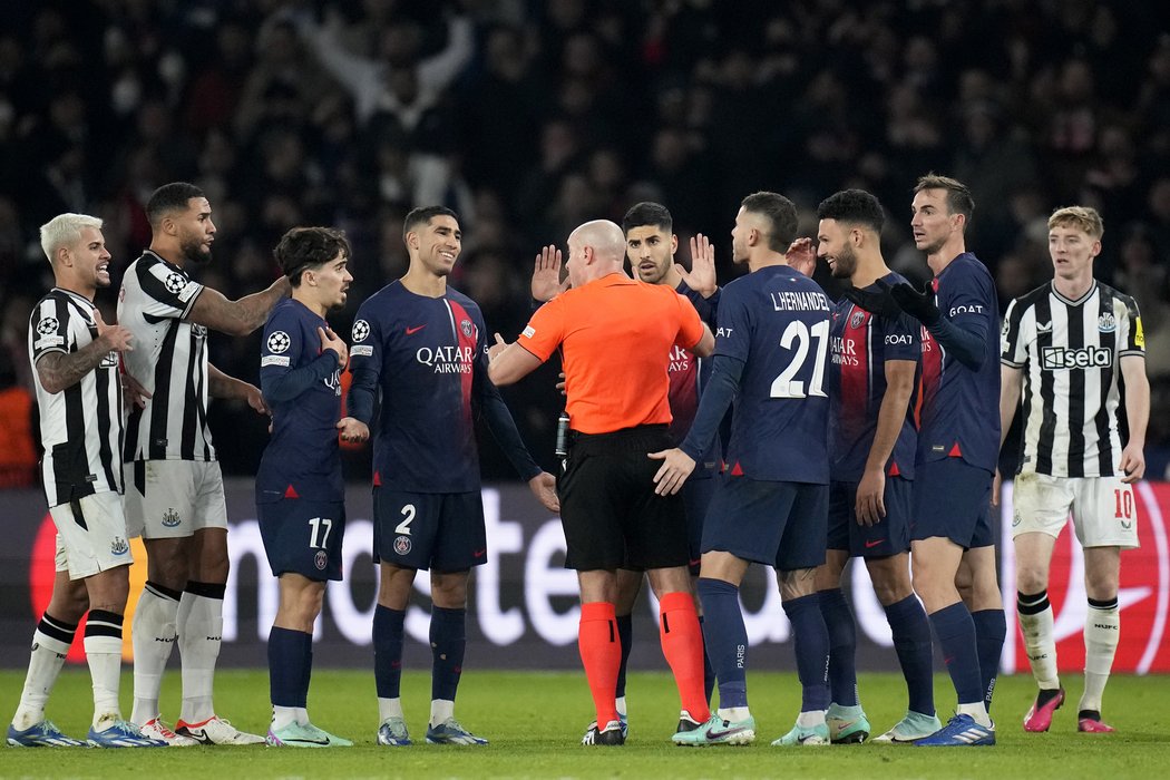 V závěru souboje PSG s Newcastlem kopali domácí spornou penaltu