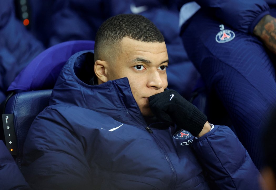 Útočník PSG Kylian Mbappé na lavičce náhradníků