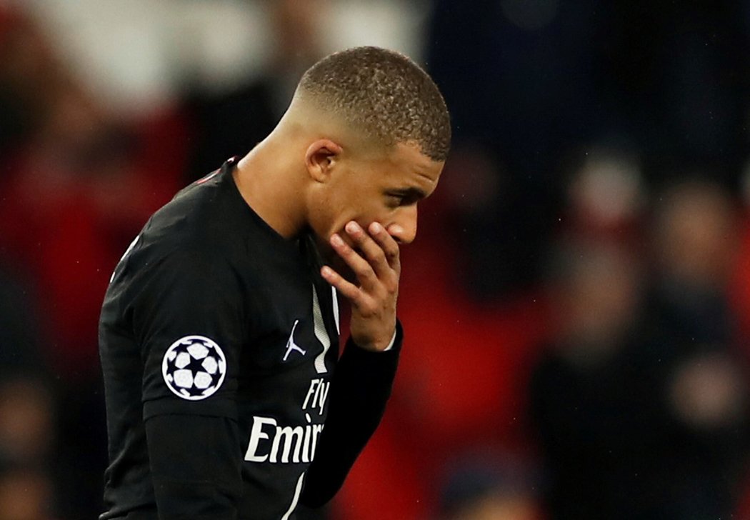 Smutný Kylian Mbappé po vyřazení PSG od Manchesteru United