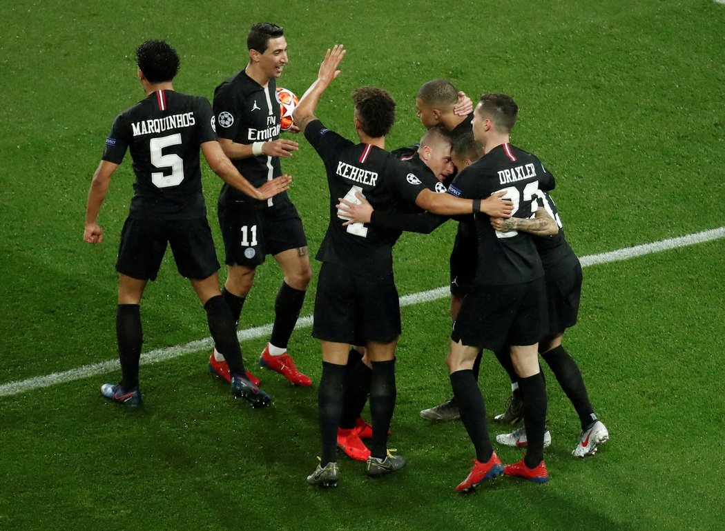 Radost hráčů PSG po rychlém vyrovnání na 1:1 proti Manchesteru United