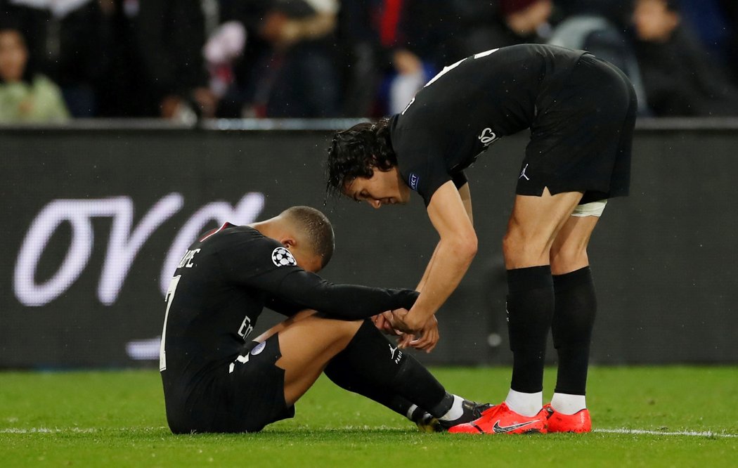 Útočník PSG Edinson Cavani po porážce 1:3 od Manchesteru United utěšuje kapitána Thiaga Silvu