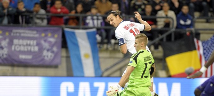 Zlatan Ibrahimovič před brankářem Anderlechtu Kaminskim. Nakonec ho překonal čtyřikrát
