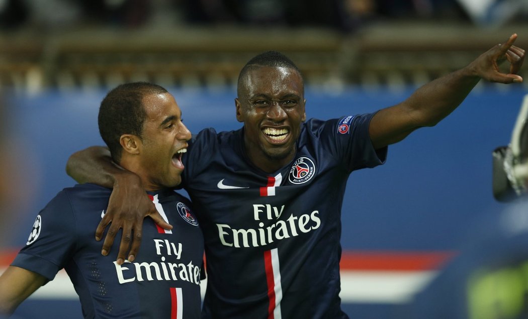 Blaise Matuidi (vpravo) slaví se spoluhráčem z PSG Lucou gól do sítě Barcelony