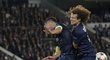 Zajímavý vzdušný souboj: Barcelonský Jeremy Mathieu proti dvojici PSG Thiago Motta a David Luiz