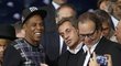 Rapper Jay-Z se zdraví s bývalým francouzským prezidentem Sarkozym v hledišti zápasu PSG - Barcelona