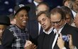 Rapper Jay-Z se zdraví s bývalým francouzským prezidentem Sarkozym v hledišti zápasu PSG - Barcelona