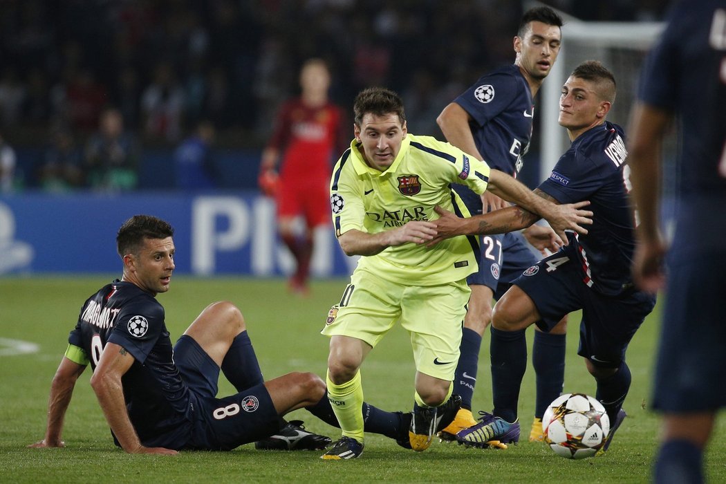 Lionel Messi se snaží uniknout trojici fotbalistů PSG, vpravo ho zkouší zadržet Marco Verratti