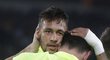 Neymar objímá Lionela Messiho, který dal první gól Barcelony na hřišti PSG