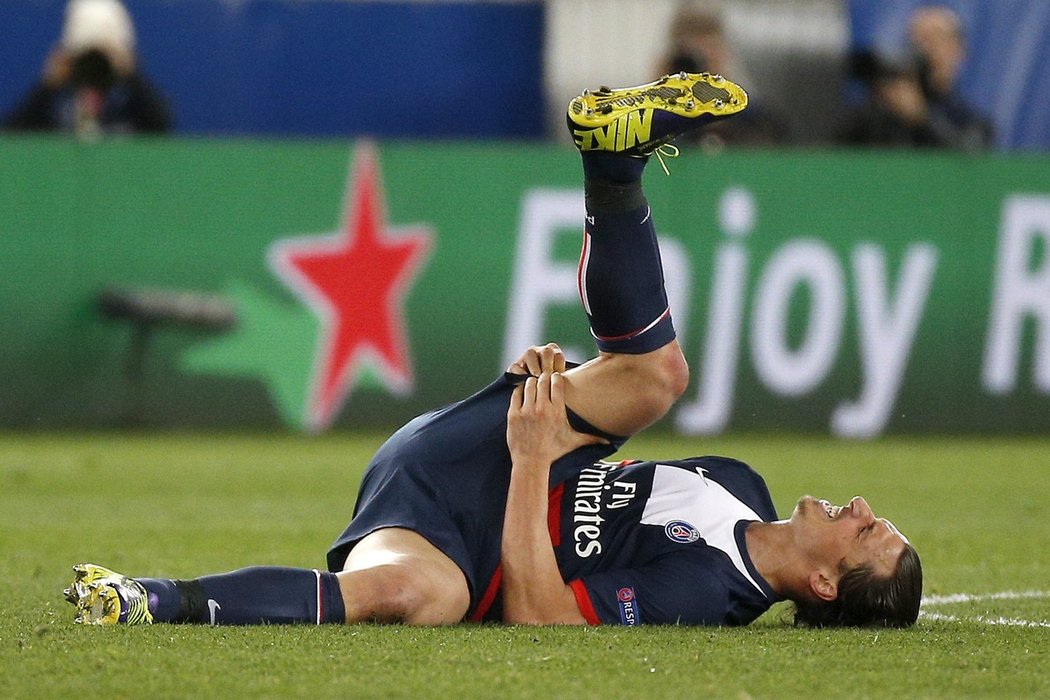 Zlatan Ibrahimovic se drží za zraněné stehno v zápase s Chelsea