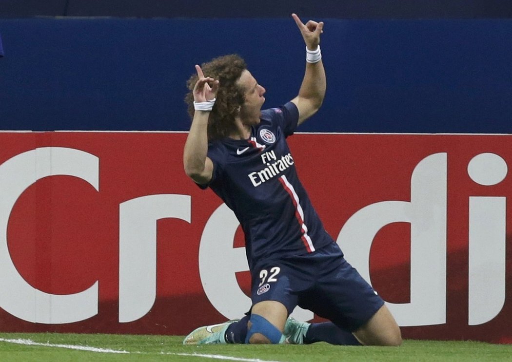 David Luiz z Paris St. Germain slaví úvodní gól do sítě Barcelony