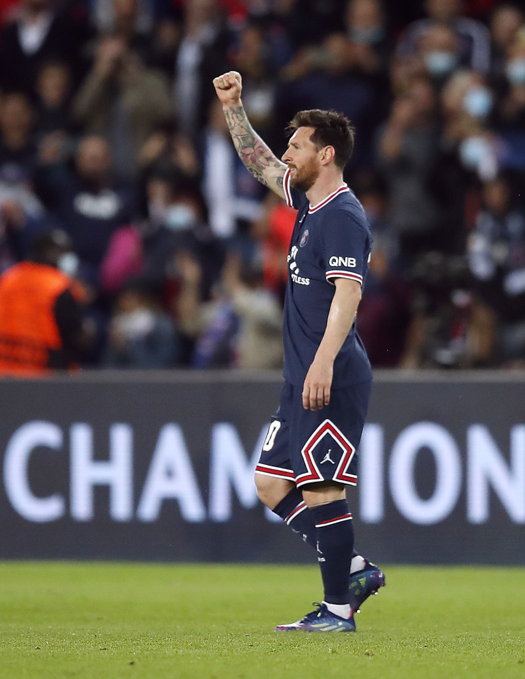 Lionel Messi se raduje ze své trefy za PSG v Lize mistrů proti Manchesteru City