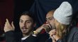 Zlatan Ibrahimovic sleduje duel svého PSG v Lize mistrů proti Apoelu z hlediště