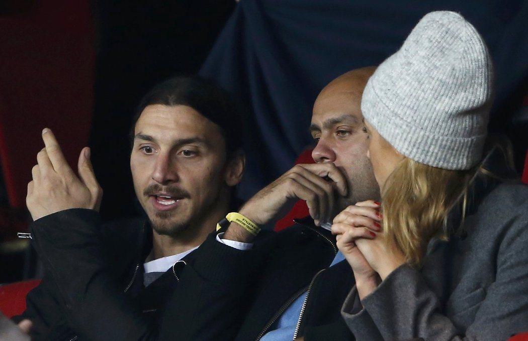 Zlatan Ibrahimovic sleduje duel svého PSG v Lize mistrů proti Apoelu z hlediště