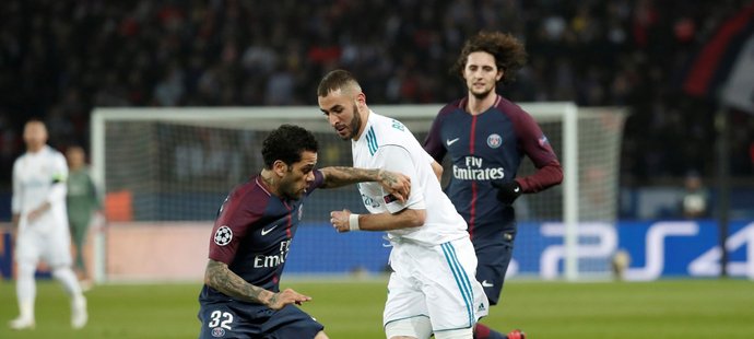 Karim Benzema v souboji s obráncem PSG Dani Alvesem