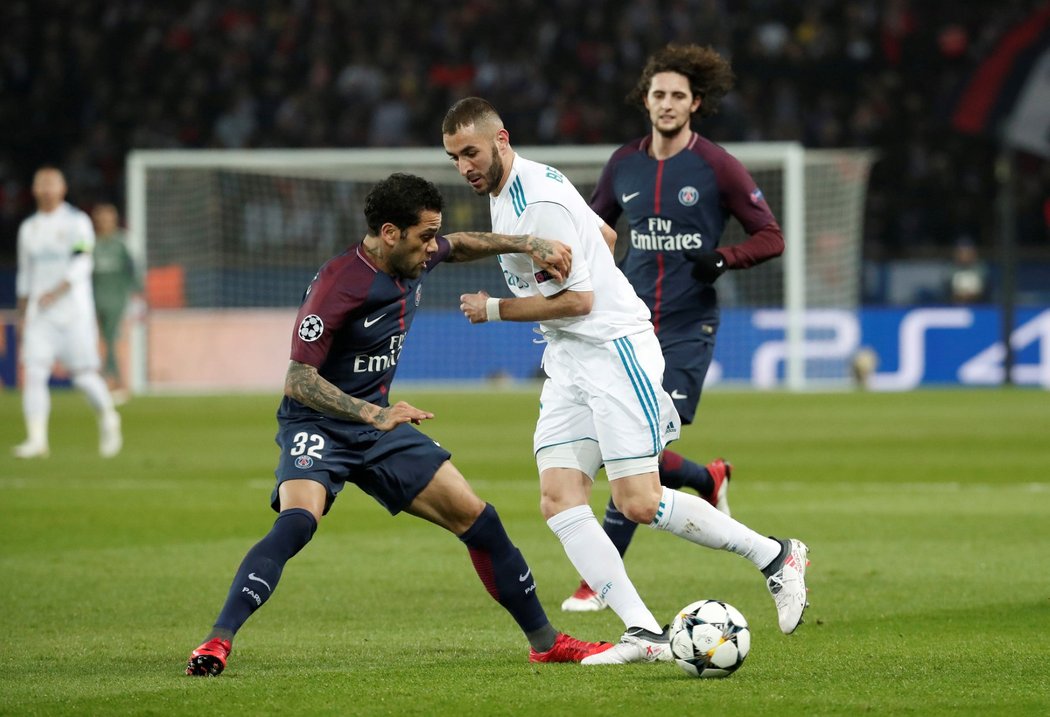 Karim Benzema v souboji s obráncem PSG Dani Alvesem