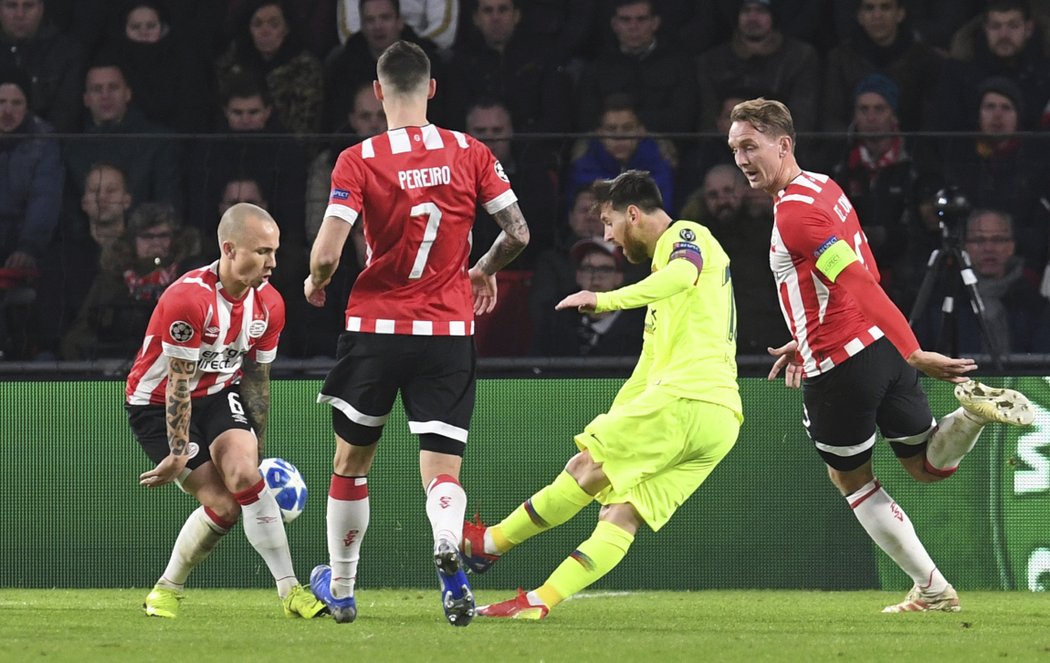 Gólová střela barcelonského génia Lionela Messiho na hřišti PSV Eindhoven