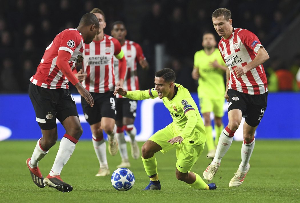 Faulovaný Philippe Coutinho z Barcelony v utkání Ligy mistrů s PSV Eindhoven