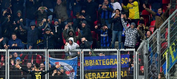 Martin Pulpit (v hnědé bundě) se raduje z gólu Interu Milán v zápase Ligy mistrů proti Slavii