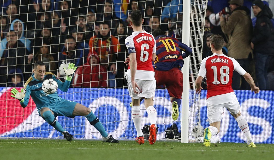 Brankář Arsenalu David Ospina vytáhnul při šanci Lionela Messiho bravurní zákrok