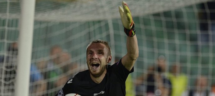 Stoper Razgradu Cosmin Moti právě zlikvidoval rozhodující penaltu Steauy Bukurešť a zařídil svému týmu postup do Ligy mistrů