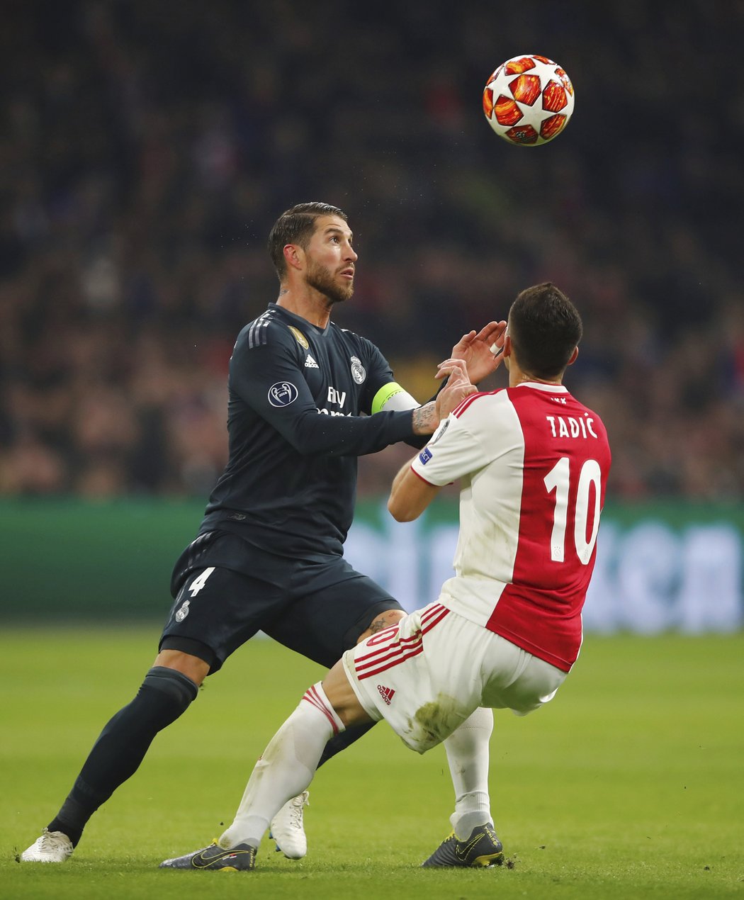 Kapitán Realu Madrid Sergio Ramos v hlavičkovém souboji předčil Dušana Tadiče z Ajaxu