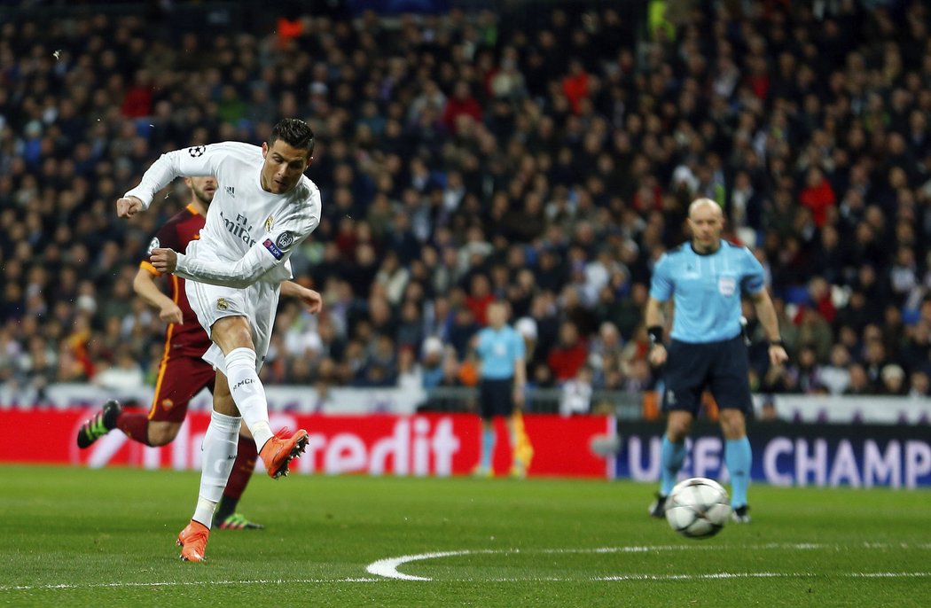 Domácí útočník Cristiano Ronaldo a jeho střela na branku AS