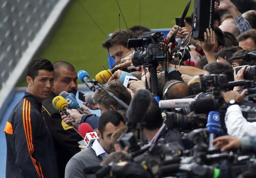 Zájem o hvězdu. Cristiano Ronaldo právě oznamuje reportérům, že na finále Ligy mistrů proti Atlétiku Madrid bude k dispozici