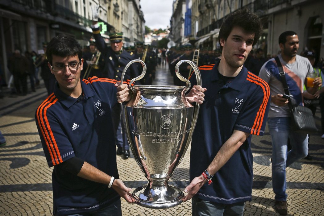 Trofej pro vítěze Ligy mistrů během průvodu v Lisabonu