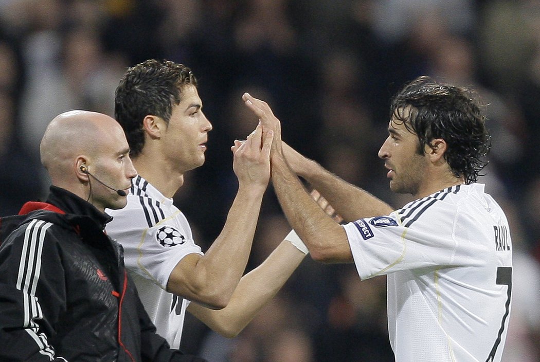Cristiano Ronaldo (vlevo) se vrací na hřiště - v zápase Ligy mistrů proti Curychu vystřídal Raula