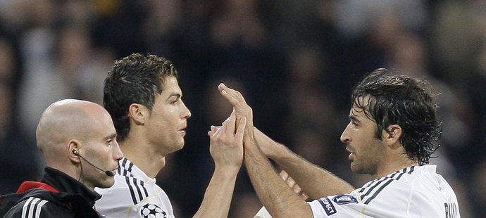 Cristiano Ronaldo (vlevo) se vrací na hřiště - v zápase Ligy mistrů proti Curychu vystřídal Raula