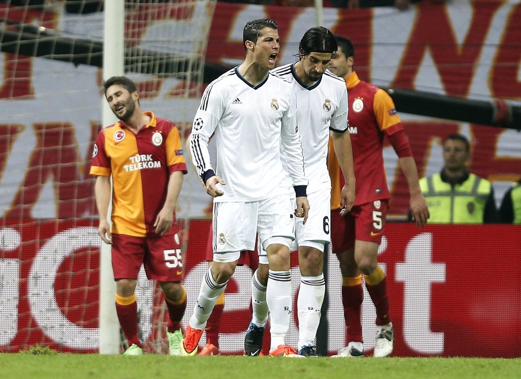 Cristiano Ronaldo slaví svůj gól v síti Galatasarye