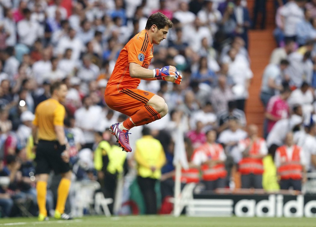 Iker Casillas a jeho rozcvičení před druhým semifinále s Juventusem