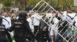 Na policisty vzali polští fanoušci i plot
