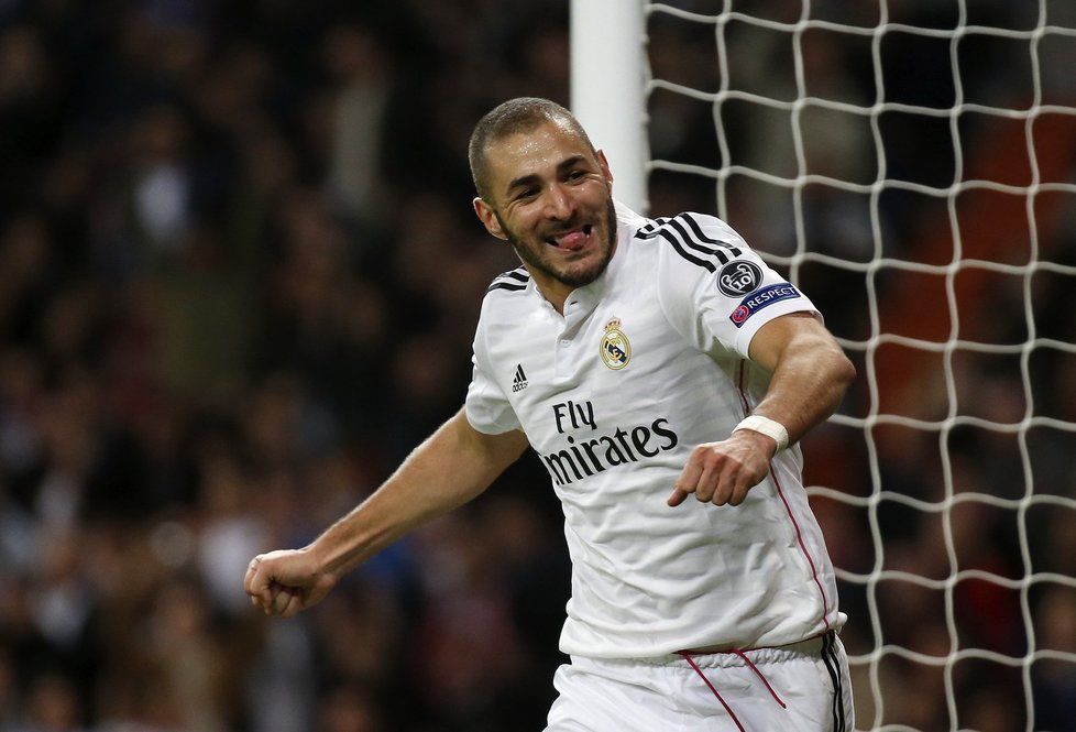 Karim Benzema slaví svůj gól do sítě Liverpoolu v zápase 4. kola základních skupin Ligy mistrů