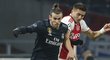 Gareth Bale a Dušan Tadič se perou o míč v zápase Realu s Ajaxem