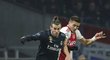 Gareth Bale a Dušan Tadič se perou o míč v zápase Realu s Ajaxem
