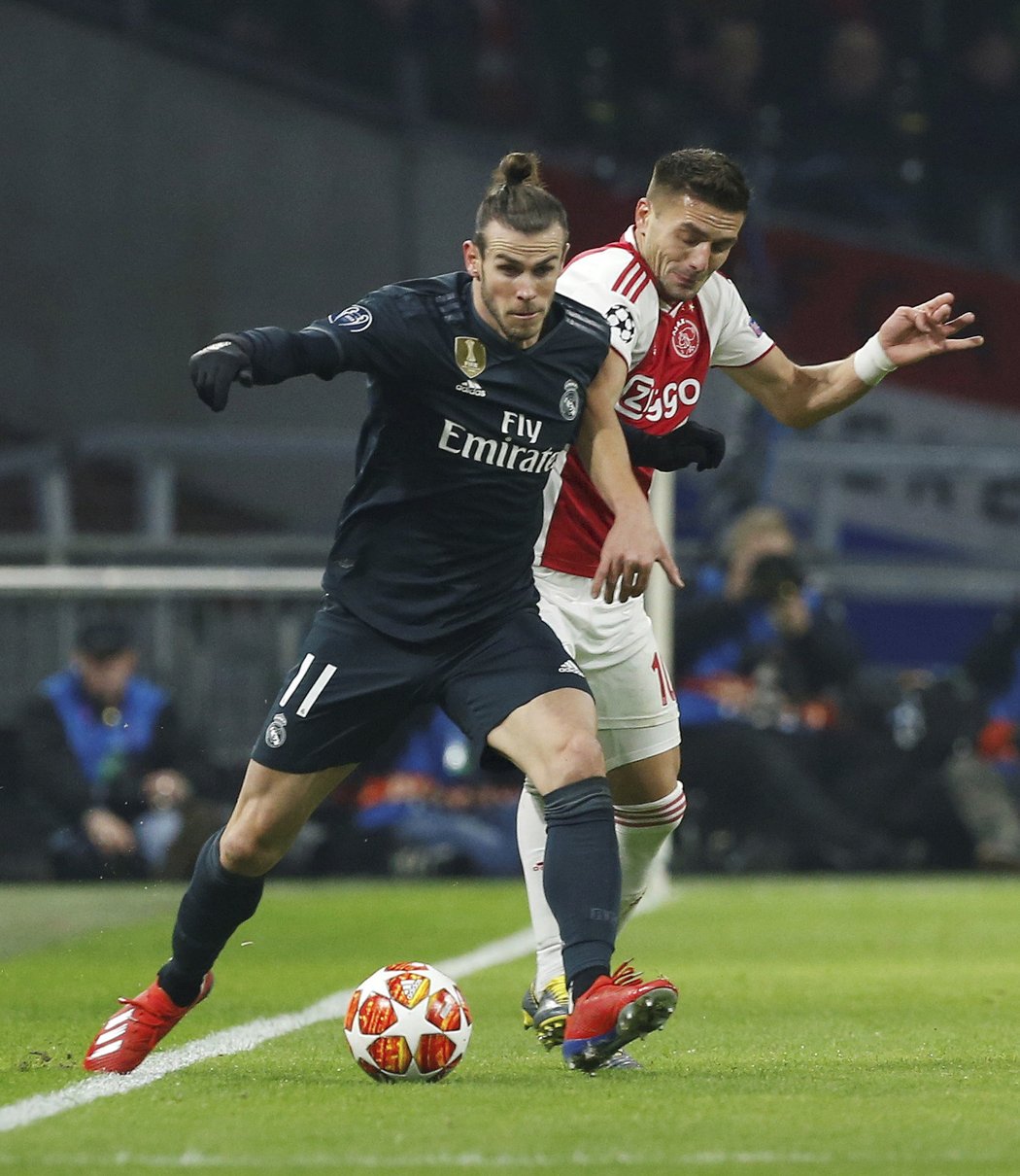 Gareth Bale a Dušan Tadič se perou o míč v zápase Realu s Ajaxem