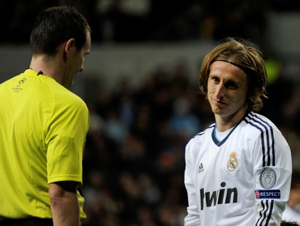 Luka Modric z se snaží pohledem obměkčit českého rozhodčího Pavla Královce