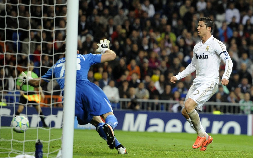 Cristiano Ronaldo překonává brankáře Nikósie Urka Parda