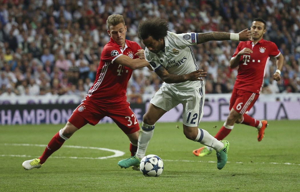 Levý bek Realu Marcelo v souboji s Joshuou Kimmichem z Bayernu