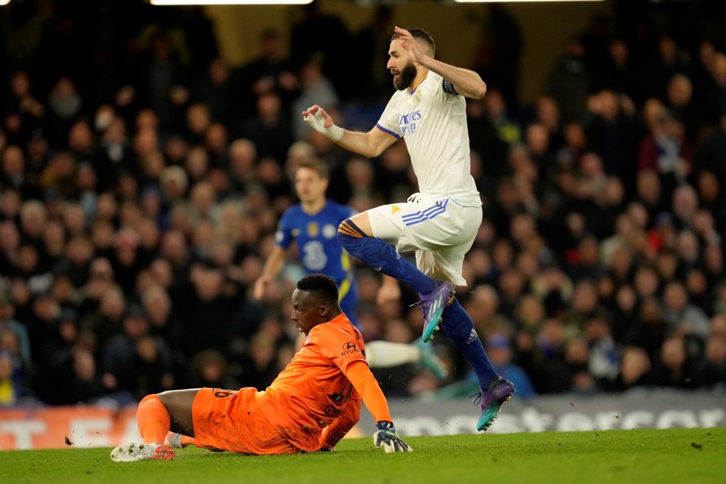 Hattrick zkompletoval Karim Benzema po obrovské chybě gólmana Chelsea Édouarda Mendyho