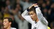 Cristiano Ronaldo se chytá za hlavu po jedné z neproměněných šancí Realu