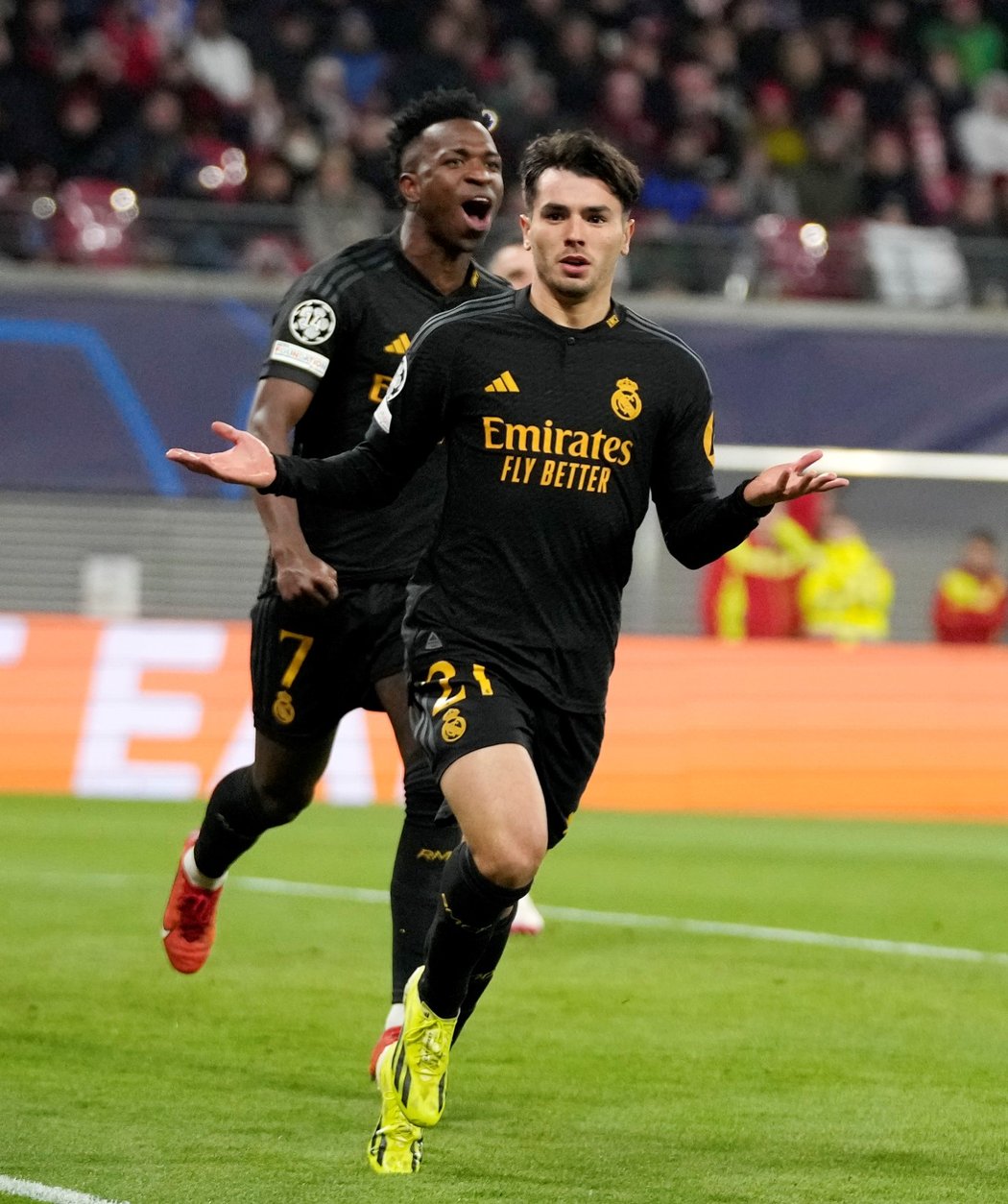Brahím Diaz oslavuje svůj gól za Real Madrid do sítě Lipska, následovaný Viníciem Juniorem