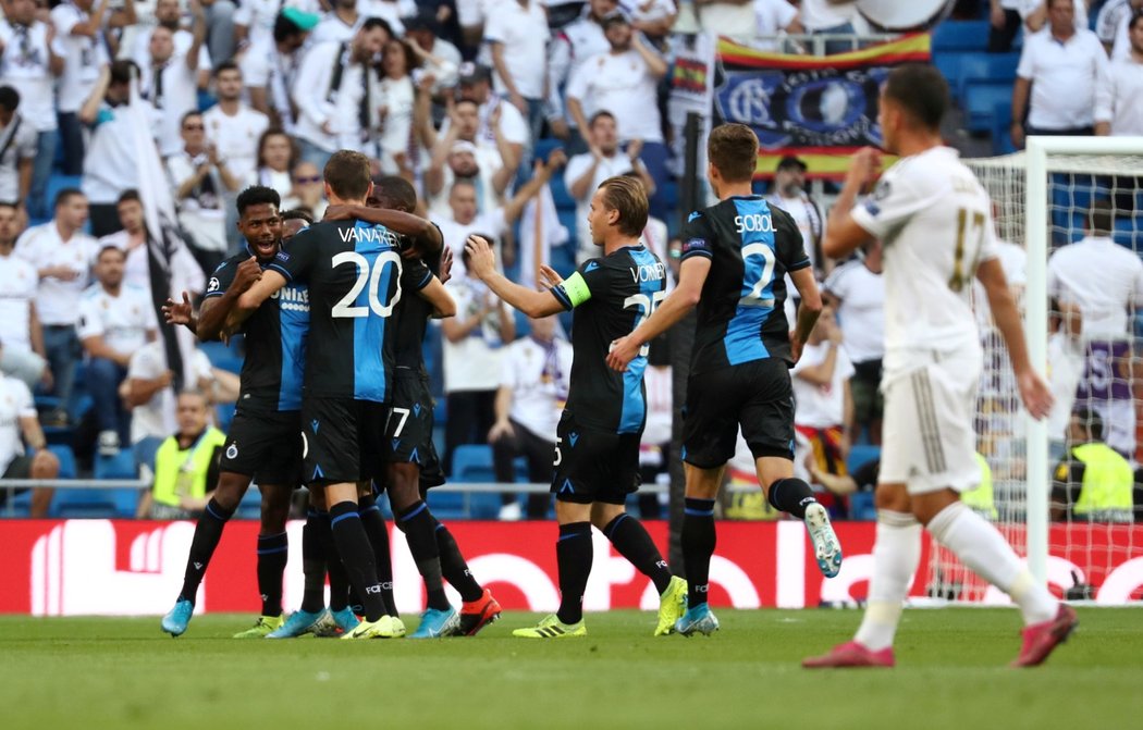 Fotbalisté belgických Brugg se radují z úvodní branky utkání na hřišti Realu Madrid, kterou hodně šťastně vstřelil Emmanuel Dennis